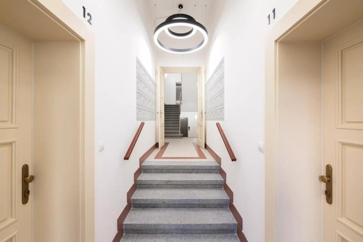 Apartamento New! Mini-designer Rooftop Ac & Garden, Castle! *