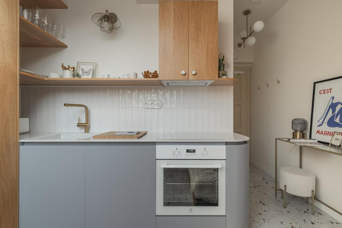 Apartamento New! Mini-designer Rooftop Ac & Garden, Castle!